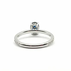 Bague or blanc sertie d'un saphir et diamants