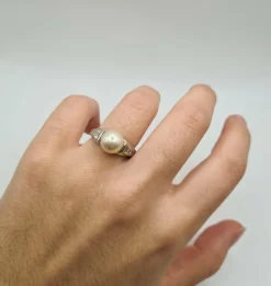 Bague or blanc sertie d’une perle de culture et diamants