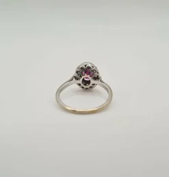 Bague or blanc sertie d’un rubis et diamants anciens