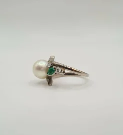 Bague or blanc sertie d’une perle de culture, diamants et émeraudes