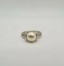 Bague or blanc sertie d’une perle de culture et diamants