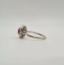 Bague or blanc sertie d’un rubis et diamants anciens