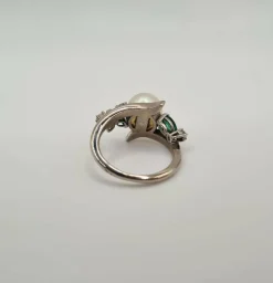Bague or blanc sertie d’une perle de culture, diamants et émeraudes