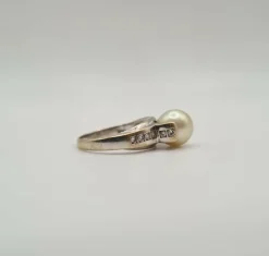 Bague or blanc sertie d’une perle de culture et diamants