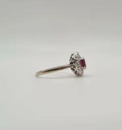 Bague or blanc sertie d’un rubis et diamants anciens