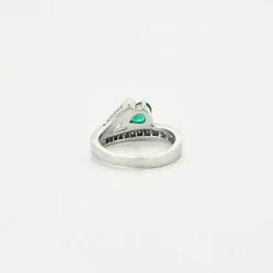 Bague or blanc sertie d’une émeraude poire et diamants