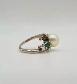 Bague or blanc sertie d’une perle de culture, diamants et émeraudes