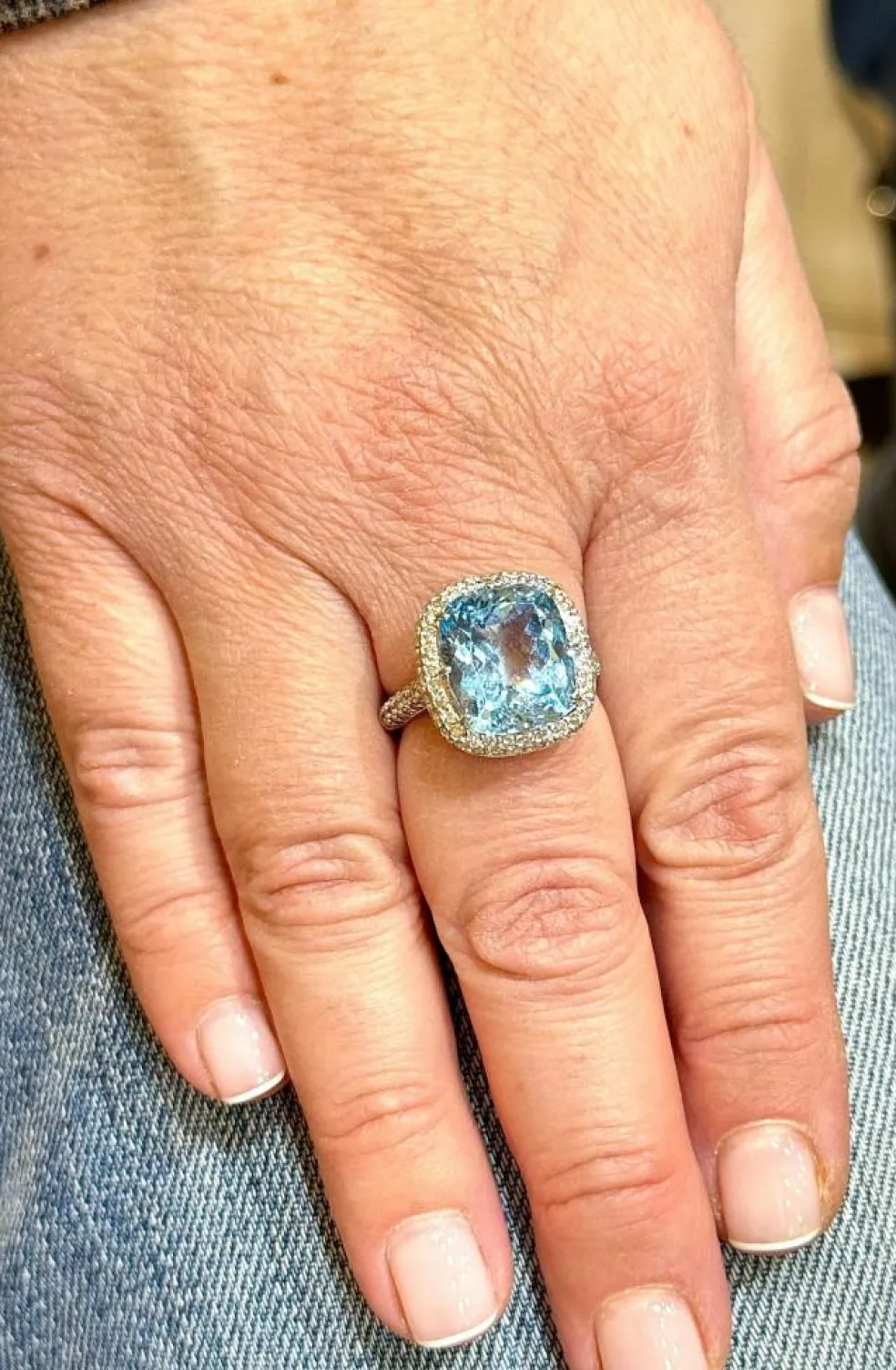 Bague or blanc topaze bleue et diamants