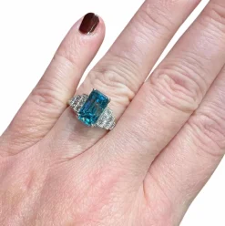 Bague or blanc zircon bleu naturel 4.60 carats diamants