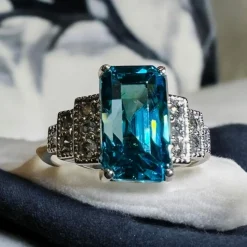 Bague or blanc zircon bleu naturel 4.60 carats diamants