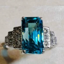 Bague or blanc zircon bleu naturel 4.60 carats diamants