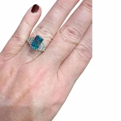 Bague or blanc Zyrcon Bleu naturel 4.60 carats et diamants