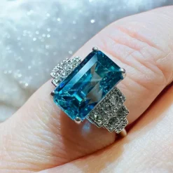Bague or blanc Zyrcon Bleu naturel 4.60 carats et diamants