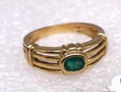 Bague or et émeraude