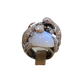 Bague or foncé calcédoine, onyx et diamant salamandre