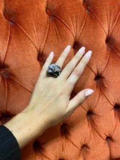 Bague or foncé calcédoine, onyx et diamant salamandre