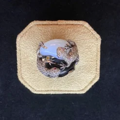 Bague or foncé calcédoine, onyx et diamant salamandre