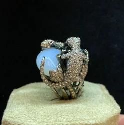 Bague or foncé calcédoine, onyx et diamant salamandre