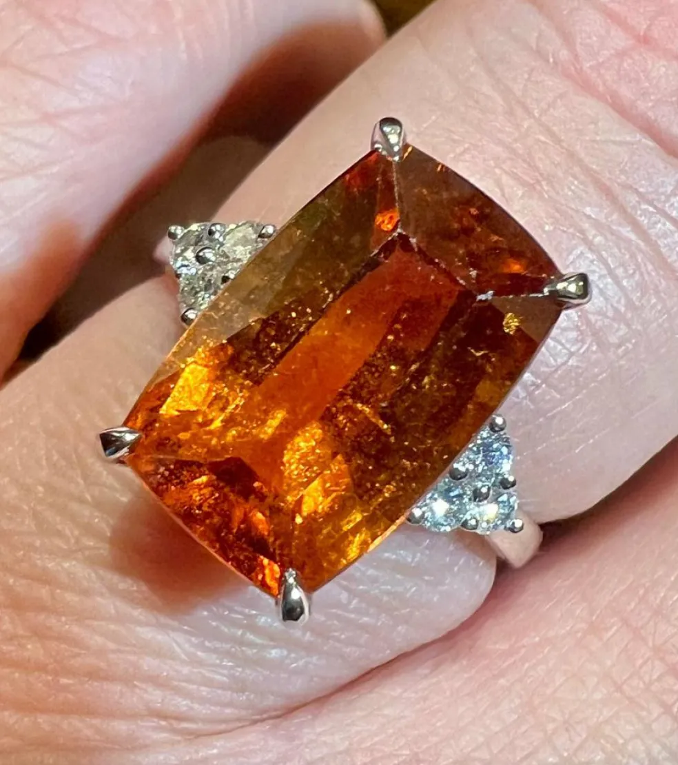 Bague Or, Grenat Spéssartite de 6.40 ct, 6 Diamants