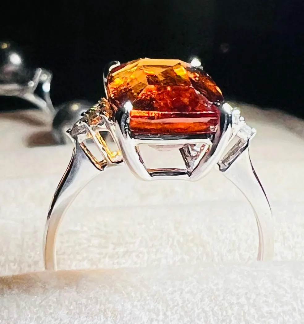 Bague Or, Grenat Spéssartite de 6.40 ct, 6 Diamants