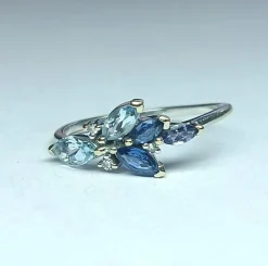 Bague or gris, aigue marines, saphirs