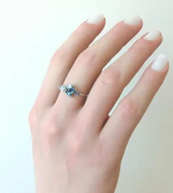Bague or gris, aigue marines, saphirs