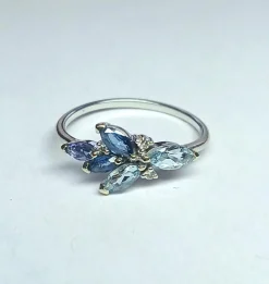 Bague or gris, aigue marines, saphirs