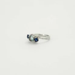Bague or gris, aigue-marine, saphirs et diamants