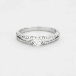 Bague or gris diamant style solitaire