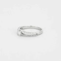 Bague or gris diamant style solitaire