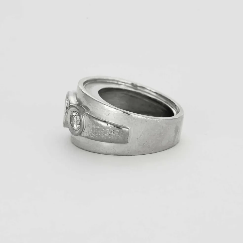 Bague or gris et diamants