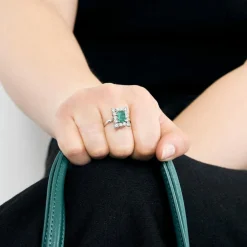 Bague or gris, émeraude et diamants