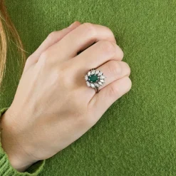 Bague or gris, émeraude et diamants