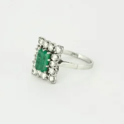 Bague or gris, émeraude et diamants