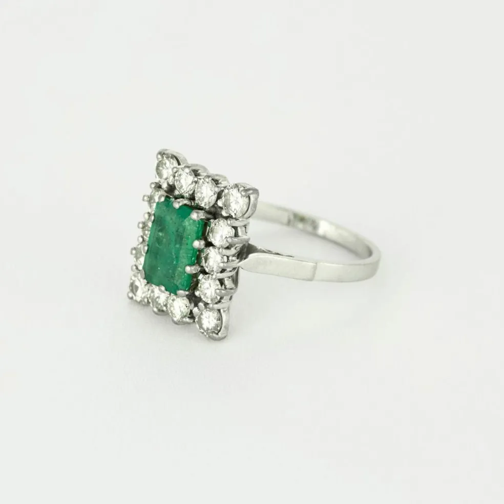 Bague or gris, émeraude et diamants
