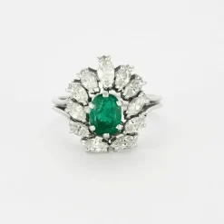 Bague or gris, émeraude et diamants