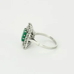 Bague or gris, émeraude et diamants