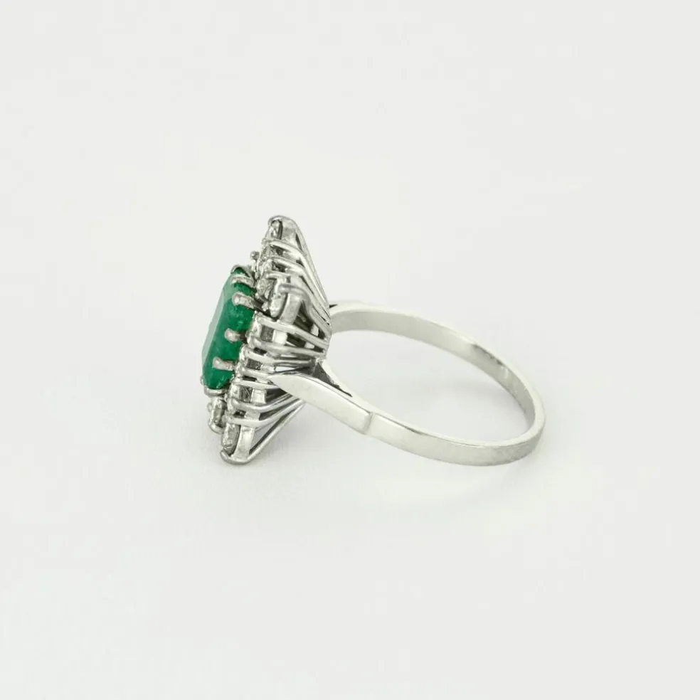 Bague or gris, émeraude et diamants