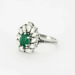 Bague or gris, émeraude et diamants