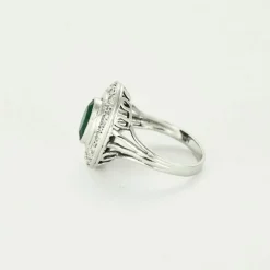 Bague or gris, émeraude et diamants
