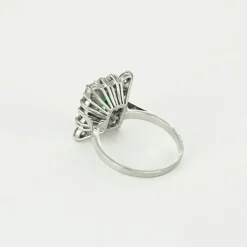 Bague or gris, émeraude et diamants