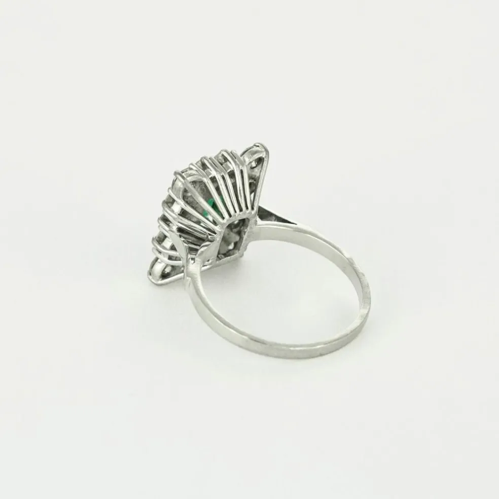 Bague or gris, émeraude et diamants