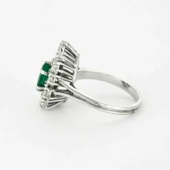 Bague or gris, émeraude et diamants