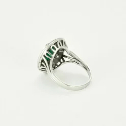 Bague or gris, émeraude et diamants