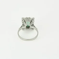 Bague or gris, émeraude et diamants