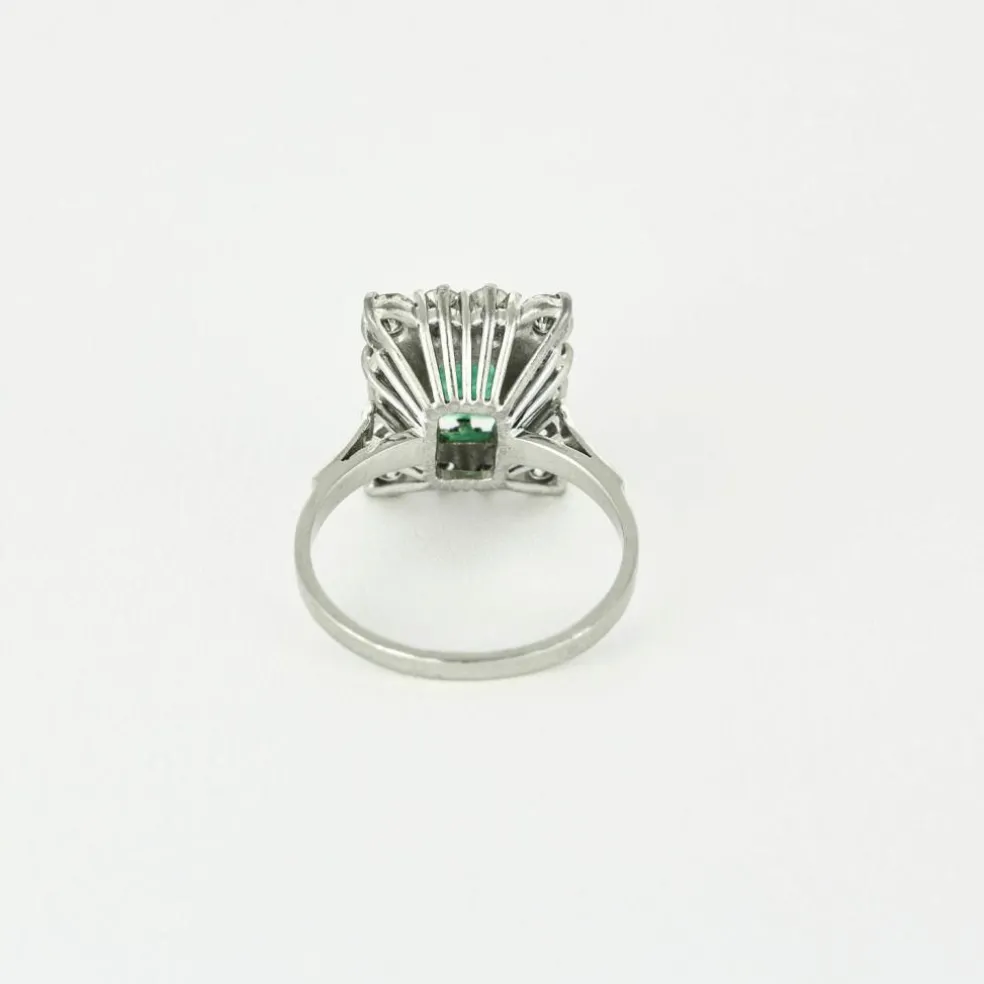 Bague or gris, émeraude et diamants