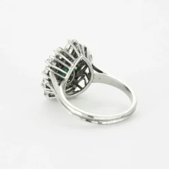 Bague or gris, émeraude et diamants