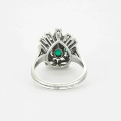 Bague or gris, émeraude et diamants