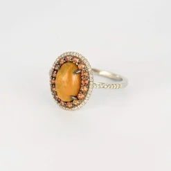 Bague or gris, opale de feu, saphirs orange et diamants