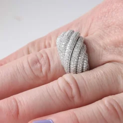Bague or gris pavée de diamants
